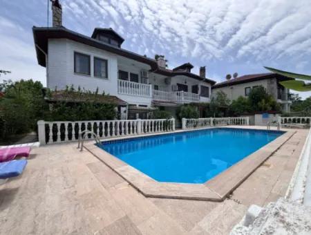 Dalyan Merkezde Ortak Havuzlu Eşyalı Triplex Villa