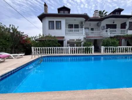 Dalyan Merkezde Ortak Havuzlu Eşyalı Triplex Villa