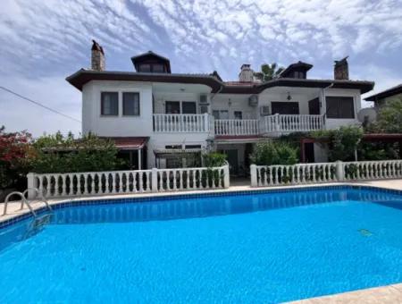 Dalyan Merkezde Ortak Havuzlu Eşyalı Triplex Villa