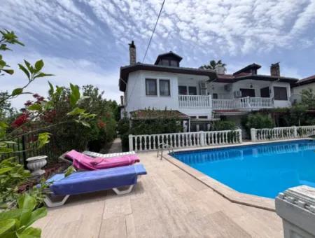 Dalyan Merkezde Ortak Havuzlu Eşyalı Triplex Villa