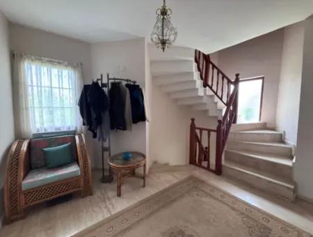 Dalyan Merkezde Ortak Havuzlu Eşyalı Triplex Villa