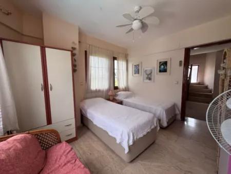 Dalyan Merkezde Ortak Havuzlu Eşyalı Triplex Villa