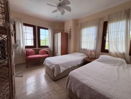 Dalyan Merkezde Ortak Havuzlu Eşyalı Triplex Villa