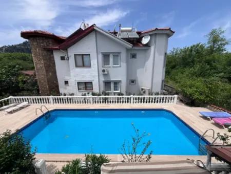Dalyan Merkezde Ortak Havuzlu Eşyalı Triplex Villa