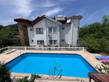 Dalyan Merkezde Ortak Havuzlu Eşyalı Triplex Villa