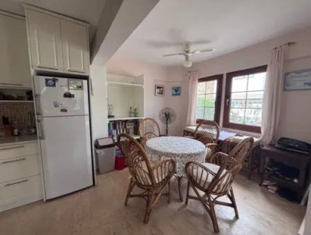 Dalyan Merkezde Ortak Havuzlu Eşyalı Triplex Villa